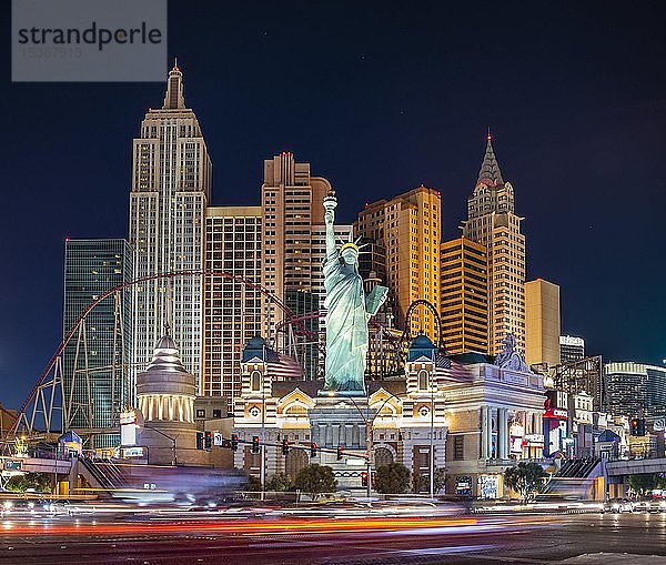 New York New York Hotel und Casino bei Nacht  Lichtspuren  Las Vegas Strip  Las Vegas  Nevada  USA  Nordamerika