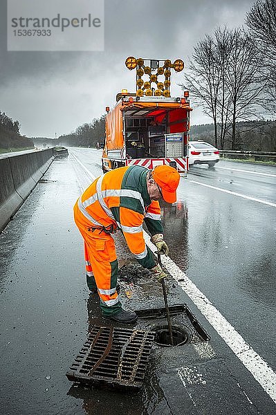 Arbeiter reinigen den Gully auf der Autobahn A4  Deutschland  Europa