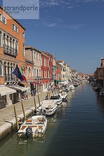 Vertäute Boote auf Kanal mit bunten Wohnhäusern  Insel Murano  Lagune von Venedig  Venetien  Italien  Europa