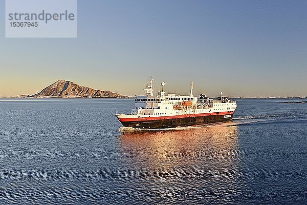 Hurtigrutenschiff MS Vesterålen und die Insel Bolga in der Ferne  Nordland  Norwegen  Europa