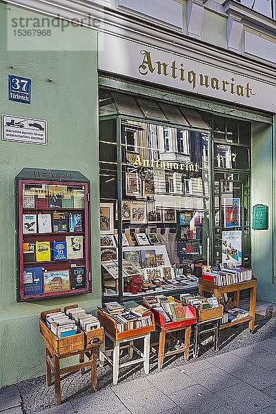 Bücher vor dem Antiquariat  Maxvorstadt  München  Oberbayern  Bayern  Deutschland  Europa