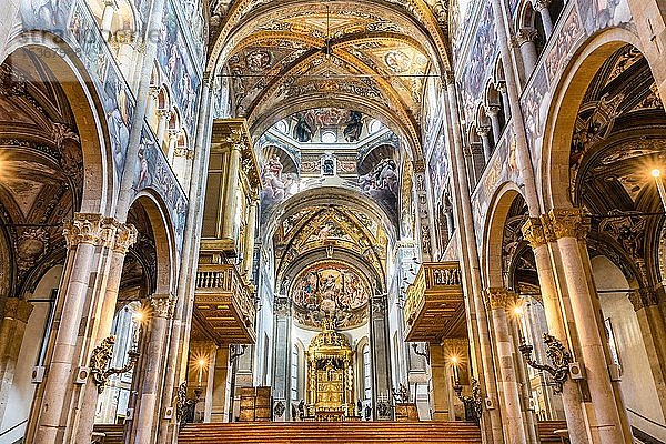 Langhaus  Vierung und Chor  Dom Santa Maria Assunta  Parma  Emilia-Romagna  Italien  Europa