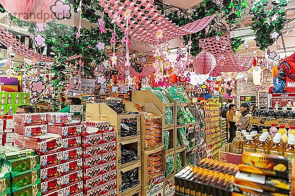 Stapel von Süßigkeiten im dekorierten Laden für das Hanami-Fest  Innenaufnahme  Einkaufszentrum Mega Don Quijote-Shibuya  Shibuya  Udagawacho  Tokio  Japan  Asien