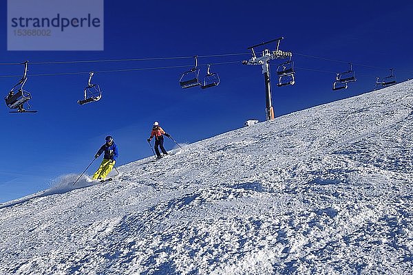 Skifahrer bei der Abfahrt von der Hohen Salve  Hopfgarten  Tirol  Österreich  Europa