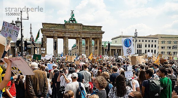 Fridays for Future  Demonstration von Schülern und Studenten gegen den Klimawandel am 24. Mai 2019  Klimaschutz  Erderwärmung  Menschenmassen am Brandenburger Tor  Berlin  Deutschland  Europa