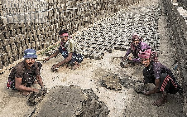 Arbeiter einer Ziegelei stapeln getrocknete Ziegel  Dhaka  Bangladesch  Asien
