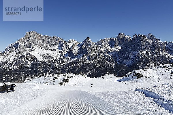 Skifahrer auf der Skipiste  Skigebiet  San Martino di Castrozza  Trentino  Italien  Europa