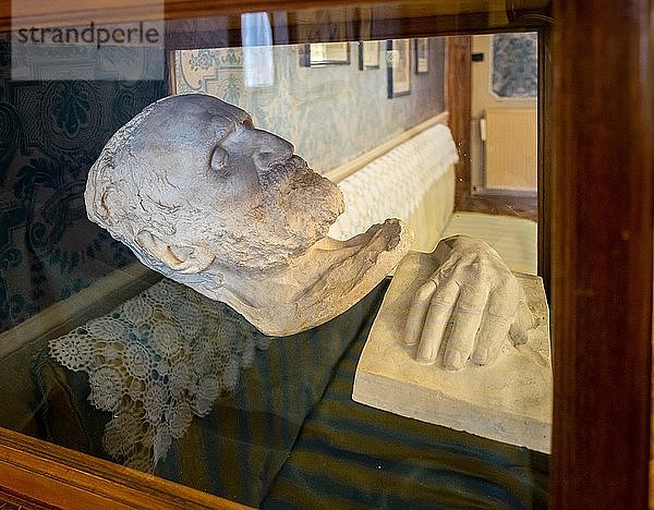 Totenmaske und Hand von Giuseppe Verdi  Casa Barezzi  Verdi-Museum  Busseto  Provinz Parma  Emilia Romagna  Italien  Europa