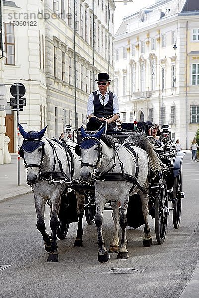 Fiaker  Pferdekutsche mit Touristen  Wien  Österreich  Europa