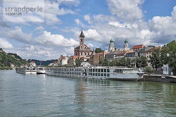 Blick über die Donau auf eine Anlegestelle mit Flusskreuzfahrtschiffen  auf die Altstadt von Passau  Niederbayern  Bayern  Deutschland  Europa