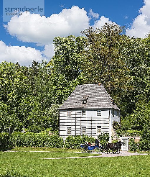 Goethes Gartenhaus im Park an der Ilm  Pferdekutsche mit Touristen  UNESCO-Welterbe  Weimar  Weimar  Thüringen  Deutschland  Europa