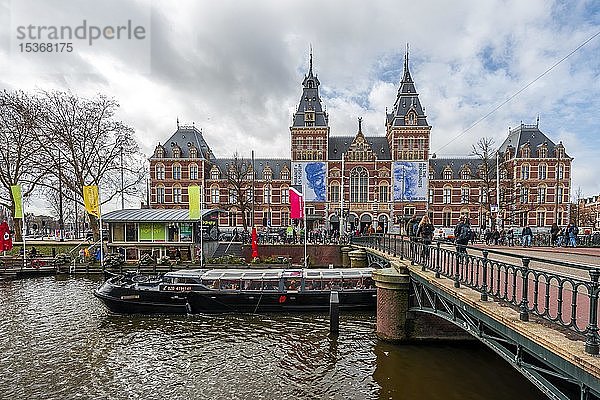 Ausflugsboot und Brücke über die Spiegelgracht mit Rijksmuseum  Reichsmuseum Amsterdam  Nordholland  Niederlande
