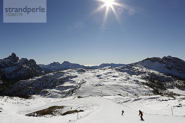 Skifahrer auf der Skipiste Tognola  Skigebiet  San Martino di Castrozza  Trentino  Italien  Europa