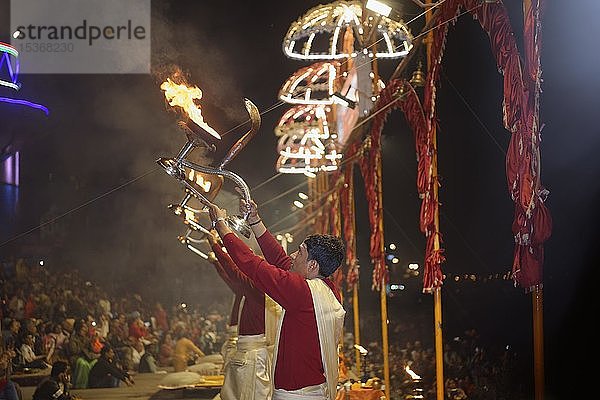 Priester  der das Aarti feiert  indem er Weihrauch opfert  Dashashwamedh Ghat  Varanasi  Uttar Pradesh  Indien  Asien