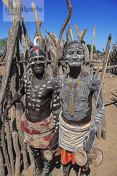 Alte Männer des Stammes der Karo mit Gesichtsbemalung  Körperbemalung  Karo-Dorf Duss  Unteres Omo-Tal  Omo-Region  Südäthiopien  Äthiopien  Afrika