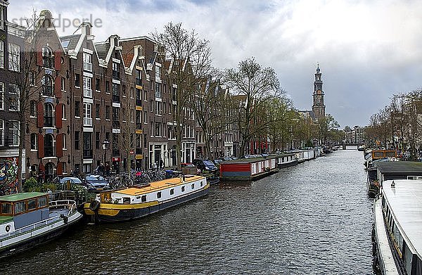Hausboote auf der Prinsengracht mit Westerkerk-Turm  Amsterdam  Nordholland  Niederlande