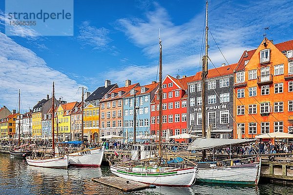 Bunte Häuser und Segelboote am Nyhavn-Kanal  Kopenhagen  Dänemark  Europa