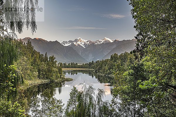 Blick auf Mount Cook und Mount Tasman  Spiegelung im Lake Matheson  Westland National Park  Neuseeländische Alpen  Region Westküste  Südinsel  Neuseeland  Ozeanien