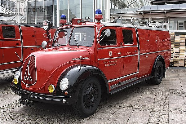 Magirus Deutz Löschfahrzeug  Oldtimer  Feuerwehrausstellung auf dem Marktplatz in Aurich  Ostfriesland  Niedersachsen  Deutschland  Europa