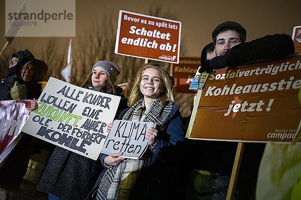 Demonstrant mit Schild Kohlefrei statt Klimakrise bei Protesten für einen schnellen Ausstieg aus der Kohleenergie und für die Einhaltung der Klimaschutzziele vor dem Bundeskanzleramt  Berlin  Deutschland  Europa