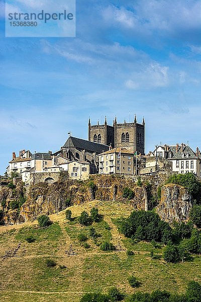 Blick auf die Stadt und die Kathedrale Saint-Pierre  Saint Flour  Departement Cantal  Auvergne-Rhone-Alpes  Frankreich  Europa