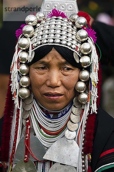 Akha-Frau  Lomue-Kopfschmuck  traditionelle Kleidung  Porträt  Kopfbedeckung mit Silberglöckchen  Provinz Chiang Rai  Nordthailand  Thailand  Asien