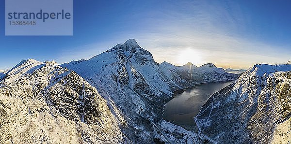 Fjord mit Stetind  Norwegisches Nationalgebirge  Tysfjord  Nordland  Norwegen  Europa