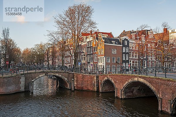 Abendstimmung  Gracht mit Brücke  Keizersgracht und Leidsegracht  Gracht mit historischen Häusern  Amsterdam  Nordholland  Niederlande