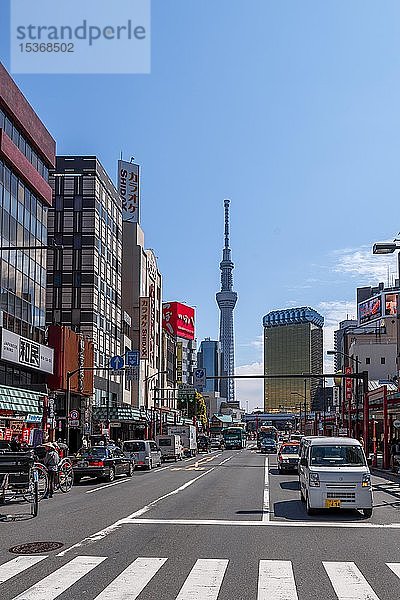 Straße  hintere Wolkenkratzer und der Tokyo Skytree  Asakusa  Tokio  Japan  Asien