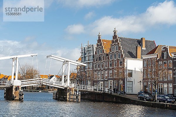 Zugbrücke über den Fluss Binnen Spaarne  historische Häuser  Haarlem  Provinz Nordholland  Holland  Niederlande