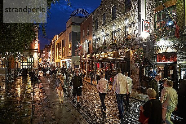 Belebte Straße mit Pubs in der Fleet Street  Abendstimmung  Dublin  Irland  Europa