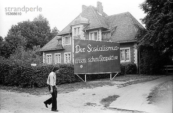 Agitationstafel vor einem Gebäude des Krankenhauses Buch  Ost-Berlin  Bezirk Pankow  Bezirk Buch  DDR  Deutschland  Europa