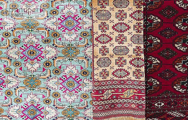 Bunte Suzani-Textilien werden auf einem Markt in Buchara  Usbekistan  Asien  verkauft
