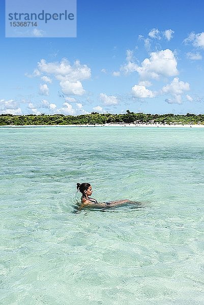 Junge Frau beim Entspannen im klaren Wasser  Kondoi-Strand  Insel Taketomi  Präfektur Okinawa  Japan  Asien