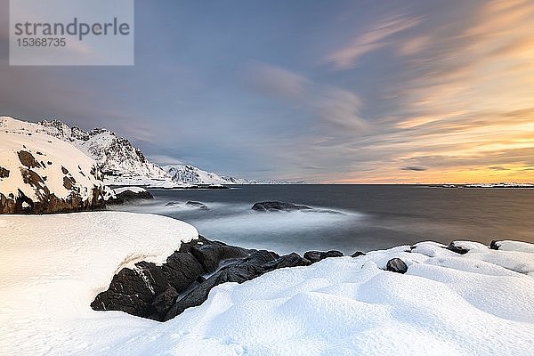 Verschneite Küste bei Reine  Moskenesøy  Lofoten  Norwegen  Europa