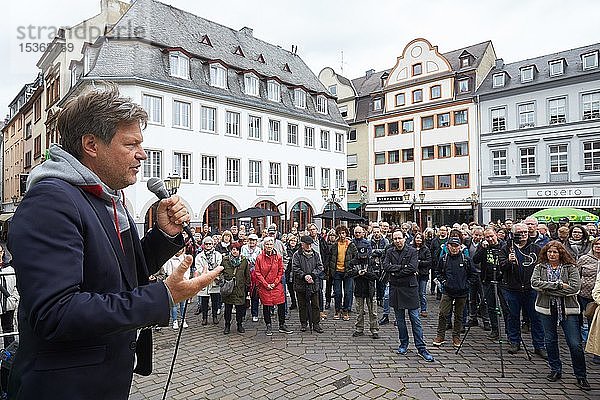Der Politiker Robert Habeck  Bundesvorsitzender von BÜNDNIS 90/DIE GRÜNEN  spricht bei einem Wahlkampfauftritt auf dem Jesuitenplatz in Koblenz  Deutschland  Europa