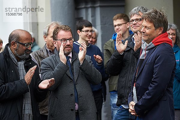 Der Politiker Robert Habeck  Bundesvorsitzender von BÜNDNIS 90/DIE GRÜNEN  genießt den Beifall nach einem Wahlkampfauftritt auf dem Jesuitenplatz in Koblenz  Deutschland  Europa