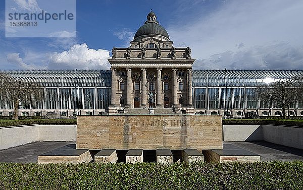 Kriegerdenkmal vor der Bayerischen Staatskanzlei  Altstadt Lehel  München  Bayern  Deutschland  Europa