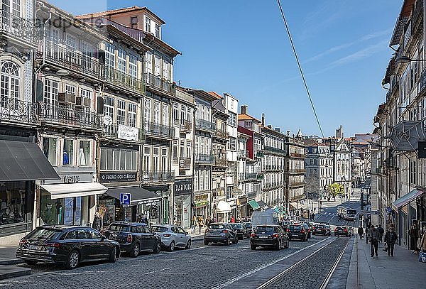 Straße mit typischen Häusern  Porto  Portugal  Europa