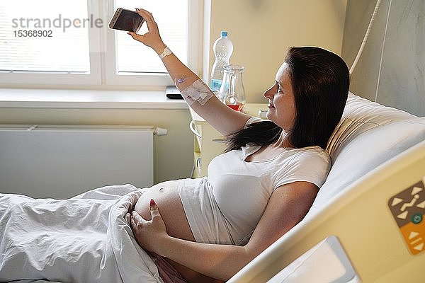 Risikoschwangerschaft  schwangere Frau im Krankenhaus und beim Selfie machen  Karlovy Vary  Tschechische Republik  Europa