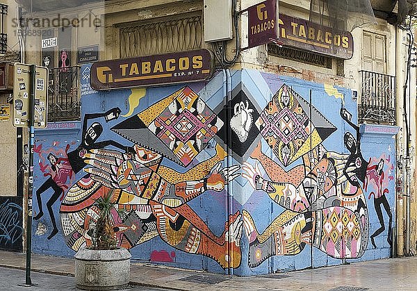 Aus bunten Ornamenten zusammengesetzte Figuren halten ein Herz zusammen  Wandgemälde des valencianischen Street-Art-Künstlers Disneylexya  Altstadt El Carme  Valencia  Spanien  Europa