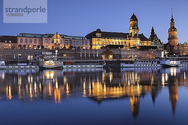 Blick über die Elbe auf das Ständehaus und das Dresdner Schloss  Abenddämmerung  Dresden  Sachsen  Deutschland  Europa
