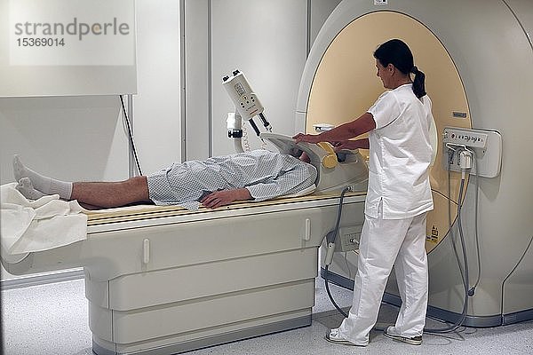Krankenschwester bei der Vorbereitung eines Patienten für die RDG  radiologische Untersuchung  Karlovy Vary  Tschechische Republik  Europa