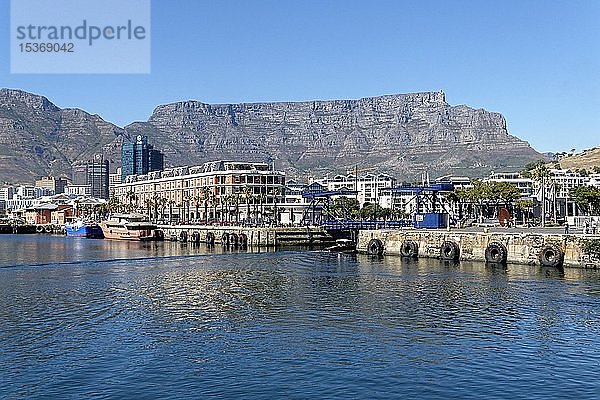 Stadtbild mit Hafenpromenade und Tafelberg  Kapstadt  Westkap  Südafrika  Afrika