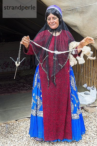 Gaschgai-Frau beim Spinnen von Wolle  Nomadenlager Gaschgai  Provinz Fars  Iran  Asien