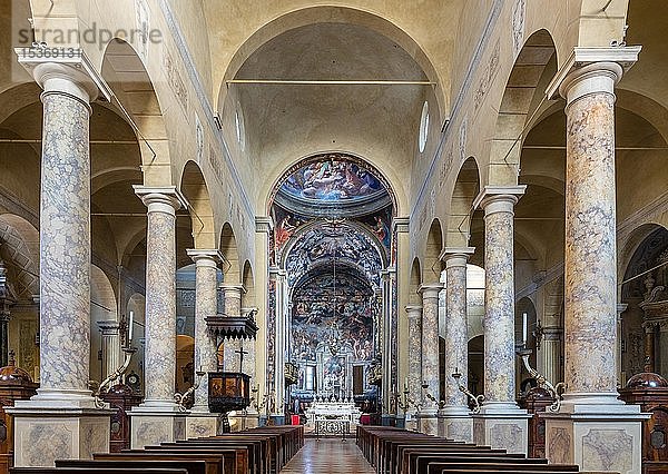 Innenraum des Kirchenschiffs  Basilika San Prospero  Reggio Emilia  Emilia-Romagna  Italien  Europa