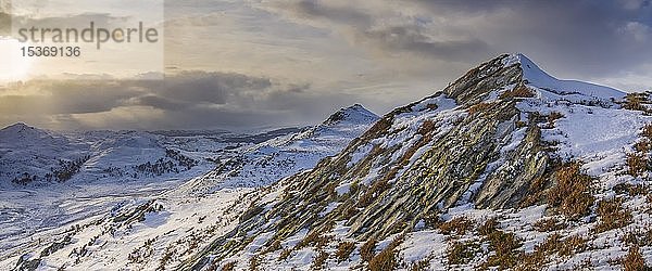Berge mit Schnee  Glen Doe  bei Fort Augustus  Highland  Schottland  Vereinigtes Königreich  Europa