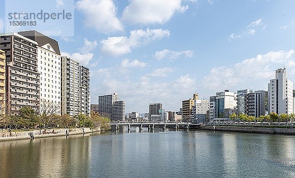 Blick über den Kyobashi-Fluss auf Wolkenkratzer  Hiroshima  Japan  Asien