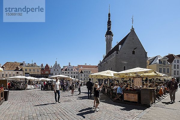 Gotisches Rathaus auf dem Rathausplatz in der Altstadt mit Markt  Tallinn  Estland  Europa