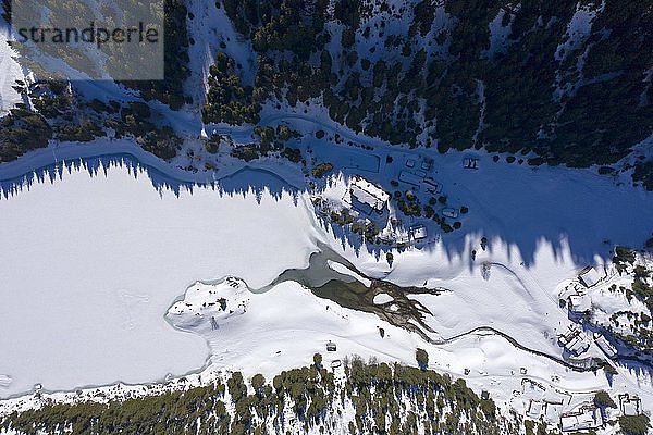 Der zugefrorene Bergsee Taney  Lac de Taney  Vogelperspektive  Weiler Taney  Luftaufnahme  Vouvry  Wallis  Schweiz  Europa